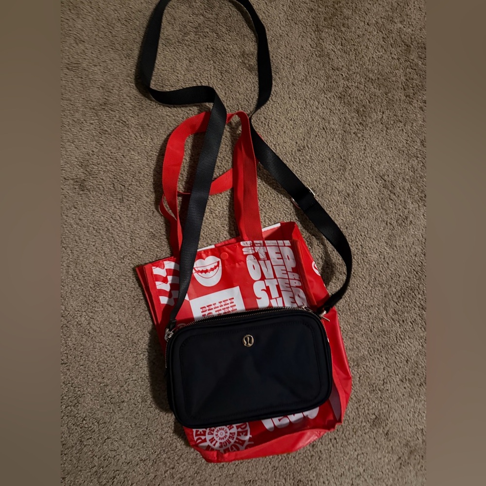 Lululemon BCrossbody Camera Bag 2L (black/gold)